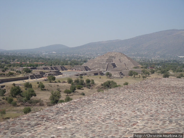 Пирамида Луны. Вид на нее с пирамиды Солнца. Слева — Дорога Смерти, ведущая к пирамиде Луны. Теотиуакан пре-испанский город тольтеков, Мексика