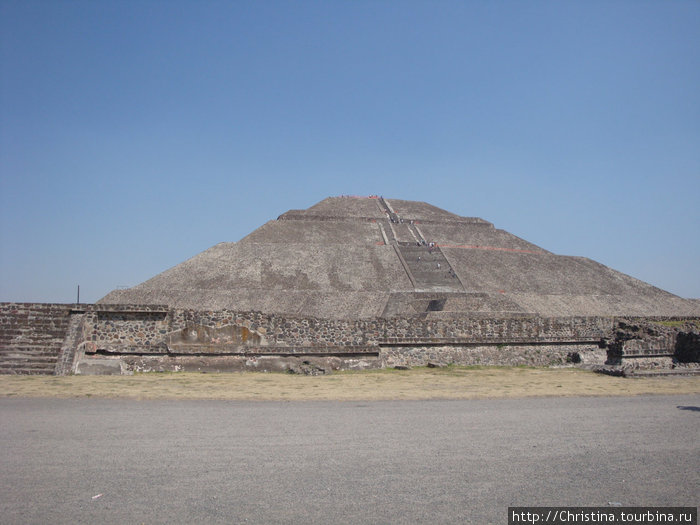 Пирамида Луны.
На вершине пирамид были построены храмы, для того что бы возвысившись на ее высоту быть ближе к богам. Также на вершинах пирамид происходили жертвоприношения. Теотиуакан пре-испанский город тольтеков, Мексика