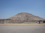 Пирамида Луны.
На вершине пирамид были построены храмы, для того что бы возвысившись на ее высоту быть ближе к богам. Также на вершинах пирамид происходили жертвоприношения.