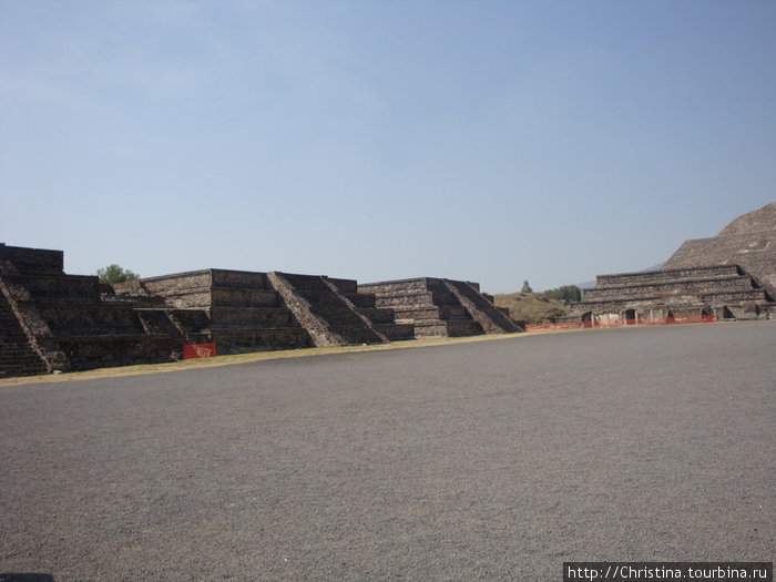 Гробницы вдоль дороги Мертвых. Теотиуакан пре-испанский город тольтеков, Мексика