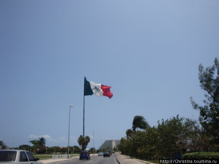 Мексиканский флаг признан одним из самых красивых в мире. Я согласна. Штат Юкатан, Мексика