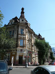 В 1903 г. по проекту А.И. Кузнецова на углу Большой и 6-й Солдатской (Литвинова) улиц для купца И.И Никитина в стиле неоренессанса было построено красивое здание.