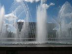 На противоположно стороне улицы находится фонтан, а за ним — Дворец спорта Труд и стадион Труд.