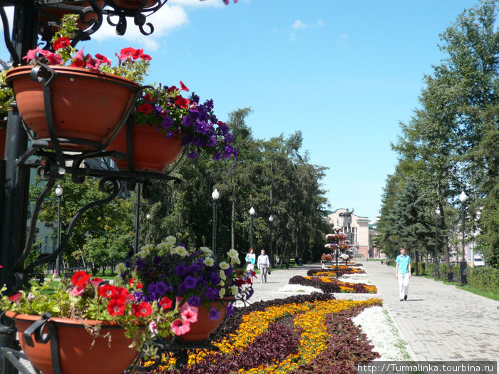 Эта аллея (справа от фонтана) ведет к памятнику В.И. Ленина. Иркутск, Россия