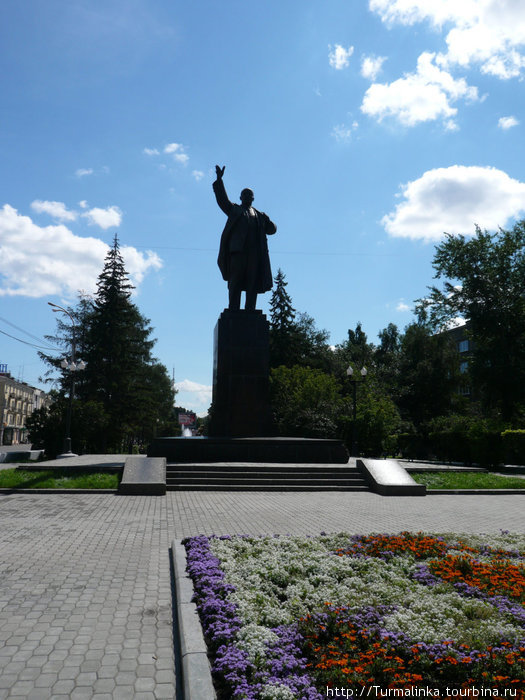 А напротив стоит памятник В.И. Ленину. Иркутск, Россия