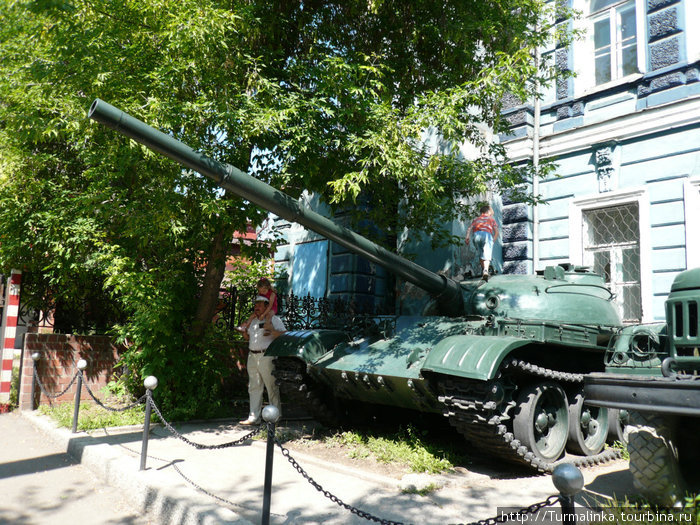 Боевая техника рядом с Домом Офицеров. Иркутск, Россия