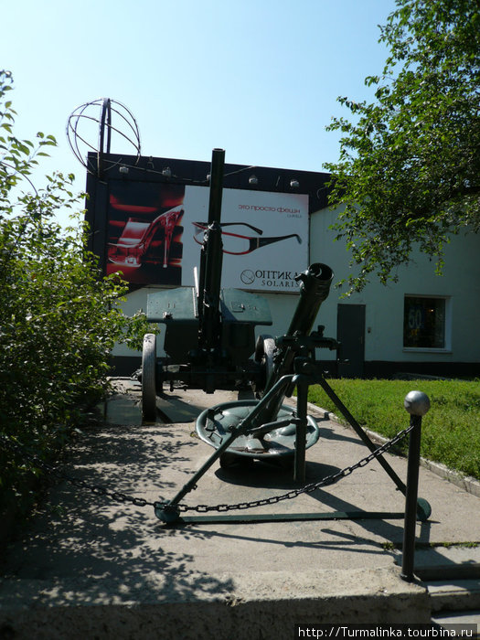 Боевая техника рядом с Домом Офицеров. Иркутск, Россия