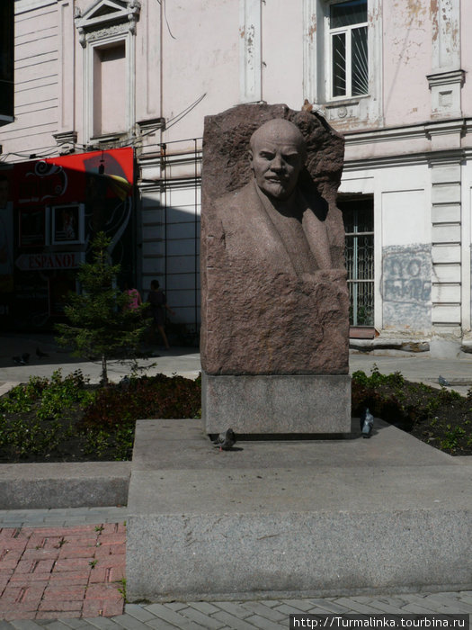 Напротив ул. Урицкого в 1870 г. была установлена часовня во имя Спасителя. В 20-х годах XX века часовню снесли, и в 1934 г. на ее месте поставили гранитный горельеф Ленину. Иркутск, Россия