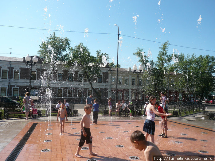 А в конце ул. Карла Маркса находится недавно открытый фонтан, первый и пока единственный фонтан такого рода в Иркутске. Иркутск, Россия
