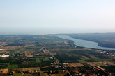 Река Ниагара вытекает из озера Онтарио (слева от реки — США, справа — Канада)