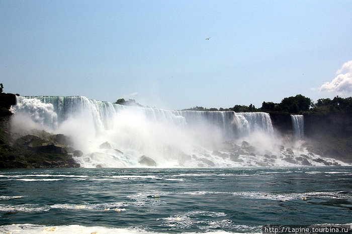 Американские водопады с воды: American Falls (слева) и \Фата невесты\ (Bridal Veil Falls) справа Ниагара-Фоллс, Канада