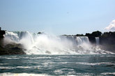 Американские водопады с воды: American Falls (слева) и \Фата невесты\ (Bridal Veil Falls) справа
