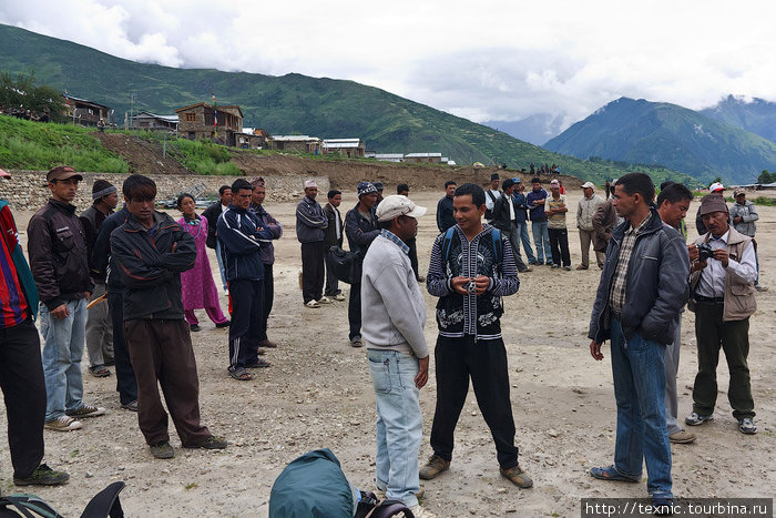 Некоторые, чтобы поглазеть на вновь прибывших туристов, некоторые, чтобы наняться к нам в команду в качестве носильщиков. Симикот, Непал