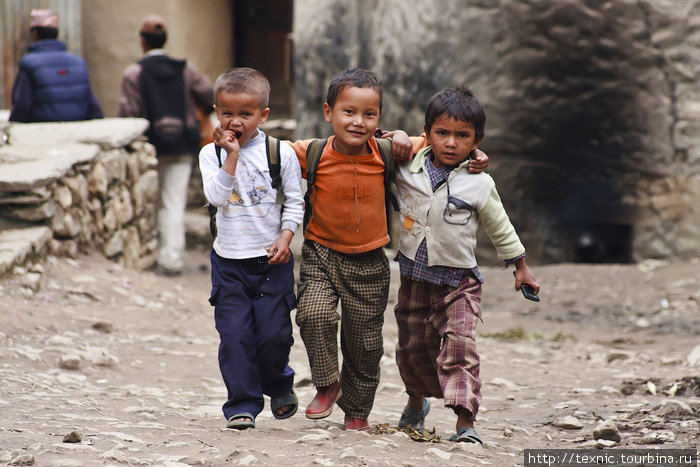 Мы прошлись немного по этому селению и пофотографировали местную ребятню и других жителей. Симикот, Непал