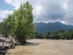 А это горная река, несколько дней в горах шли дожди, из-за этого вода стала мутной.