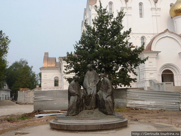 \Святая Троица\ была установлена в 1995 году на месте алтаря Успенского кафедрального собора. Ярославль, Россия