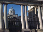 А это Дублин, снятый с крыши туристического даблдекера. Скорость сделала своё дело и слегка исказила колонны.
