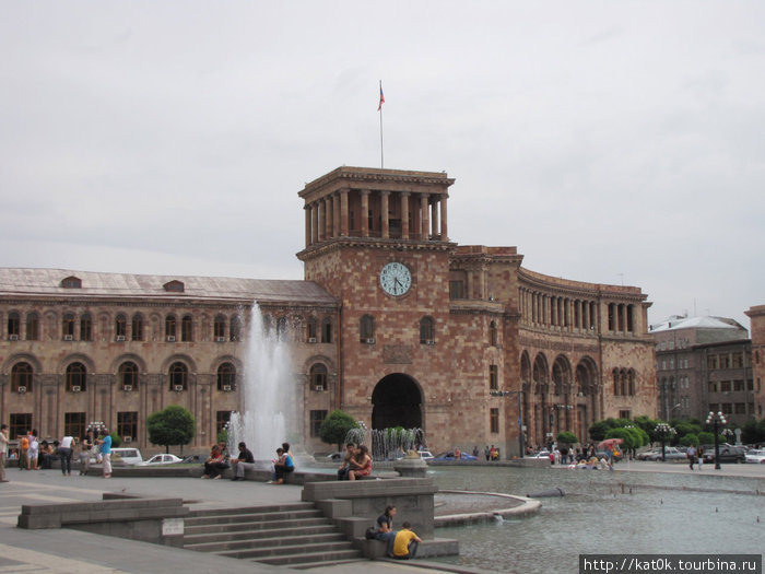Площадь Республики. Танцующие фонтаны и здание Правительства Армении Ереван, Армения