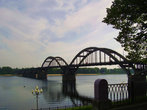 27.06.2010. Рыбинск. На Волжской набережной. И снова нас встречает мост...