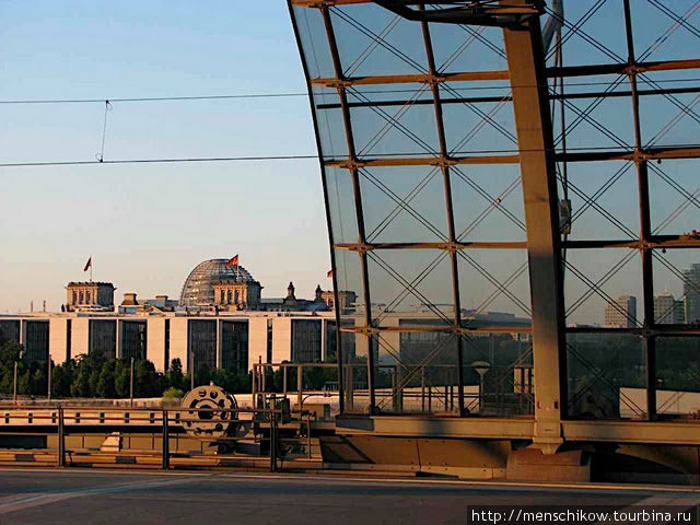 Главный вокзал и утренний вид на Рейхстаг, Берлин