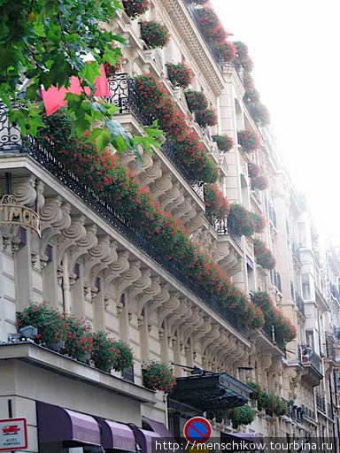 Париж. Балконы и цветы — ну разве не лепота :)