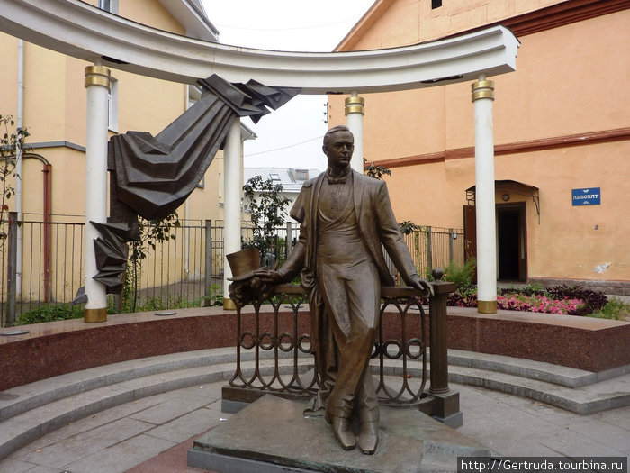 Памятник оперному певцу Л.В. Собинову. Ярославль, Россия