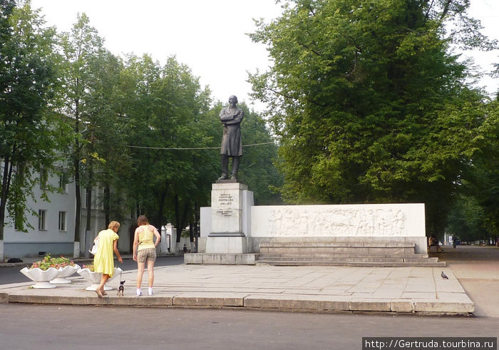 Памятник Н.А. Некрасову. Ярославль, Россия