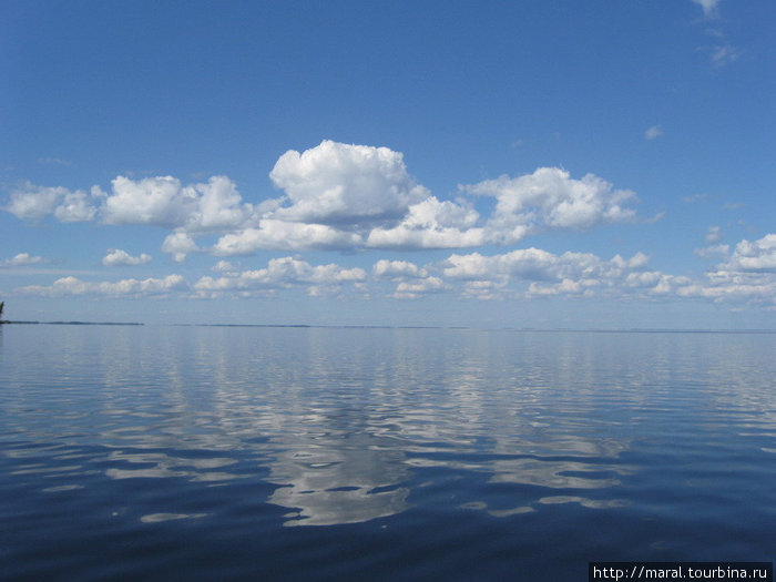 В погожие дни синь неба сливается с голубизной воды Рыбинского моря