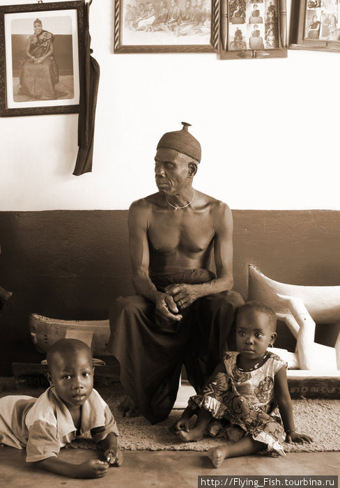 Супруг главной жрицы с правнуками Того