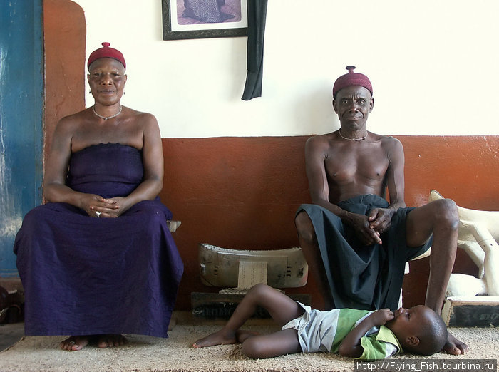 Главная жрица Тоговилля MAMAN KPONOU XIV с супругом Того
