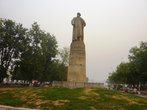 Памятник Ивану Сусанину напротив Гостиного двора, недалеко от Волги.