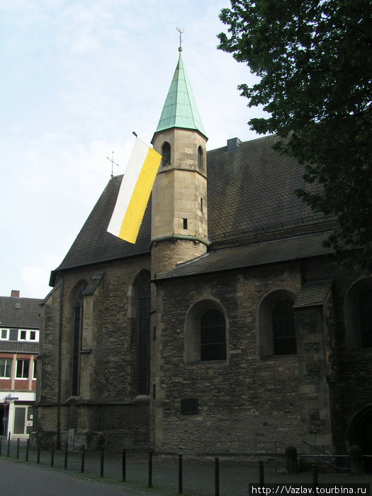 Боковой вид на церковь Мюнстер, Германия