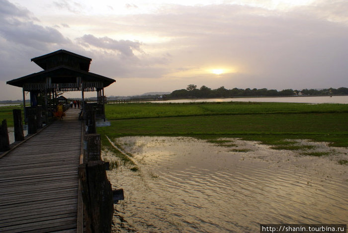 Закат на озере Амарапура, Мьянма