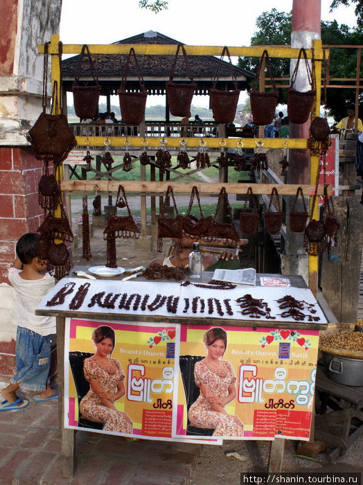Сувениры для туристов у входа на мост Амарапура, Мьянма