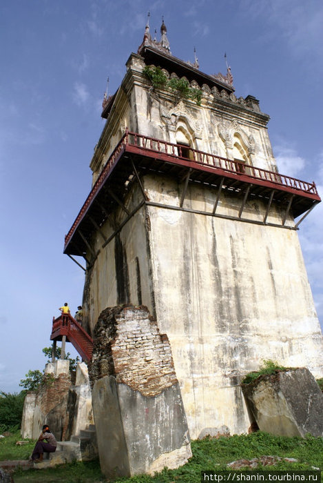 смотровая дворцовая башня Нанмиин (Nanmyin), высотой 27 метров. ее построили в 1819–1837 годах.  Во время землетрясения 1838 года она немного покосилась и с тех пор медленно падает. Амарапура, Мьянма