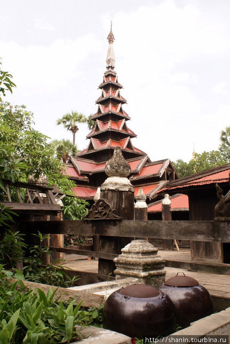 Высокая пагода монастыря Багайя Кияунг (Bagaya Kyaung), построенного в начале XIX веке целиком из тика. Амарапура, Мьянма