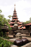 Высокая пагода монастыря Багайя Кияунг (Bagaya Kyaung), построенного в начале XIX веке целиком из тика.
