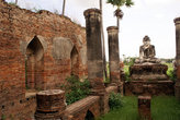 Будда и руины храма