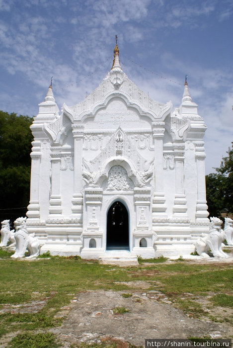 Белый храм на берегу Иравади Мингун, Мьянма