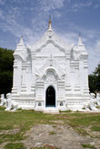 Белый храм на берегу Иравади