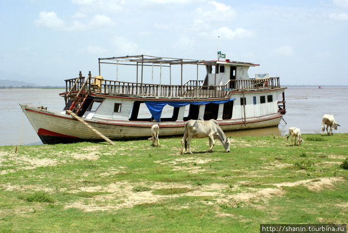 Лодка ждет туристов Мингун, Мьянма