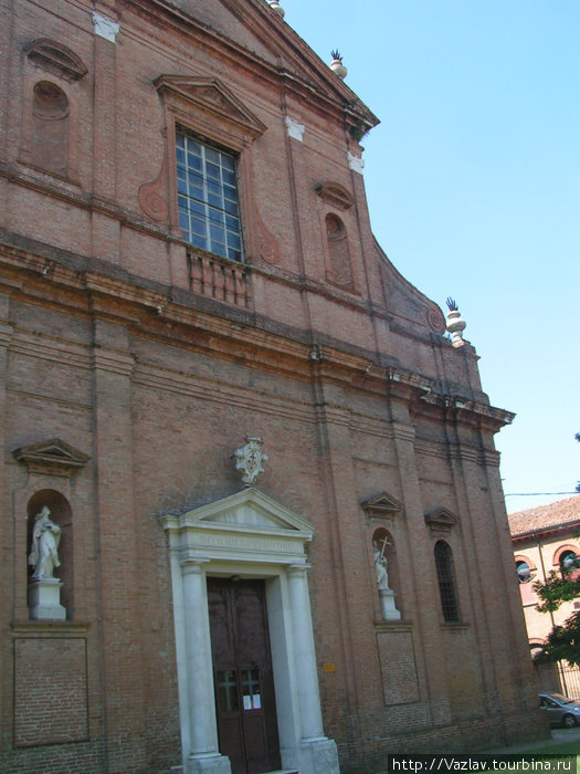Вид на главный фасад церкви