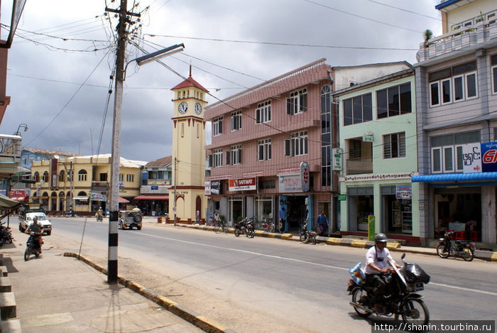 На центральной улице недалеко от башни с часами Пьин-У-Львин, Мьянма