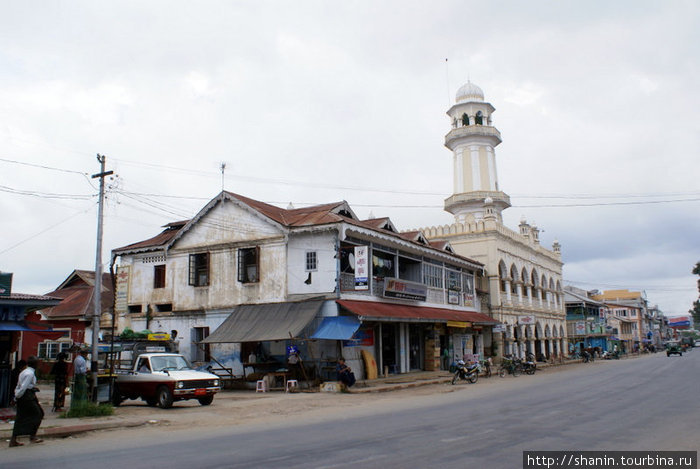 На центральной улице городка Пьин-У-Львин, Мьянма