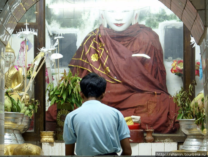 У статуи Будды Пья, Мьянма