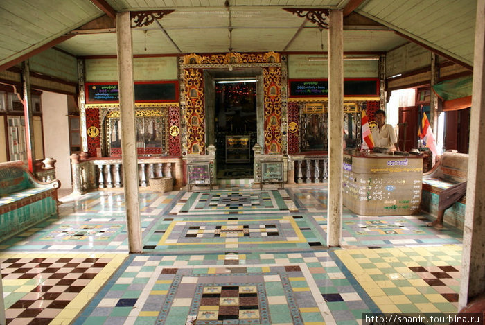 В храме Сагайн, Мьянма