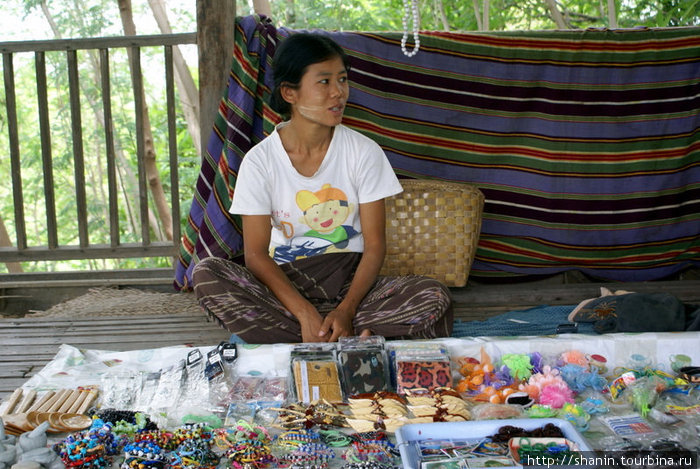 Сувениры для паломников и туристов Сагайн, Мьянма