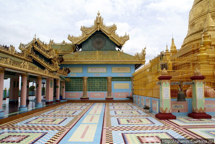 На территории храма на вершине холма Сагайн, Мьянма