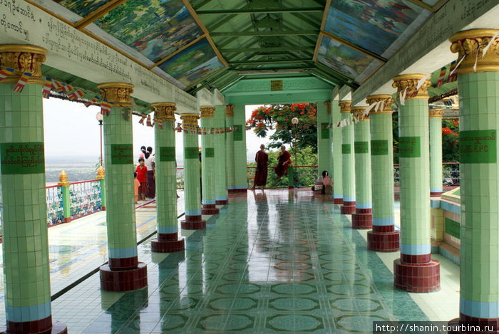 В храме стен нет — только крыша Сагайн, Мьянма