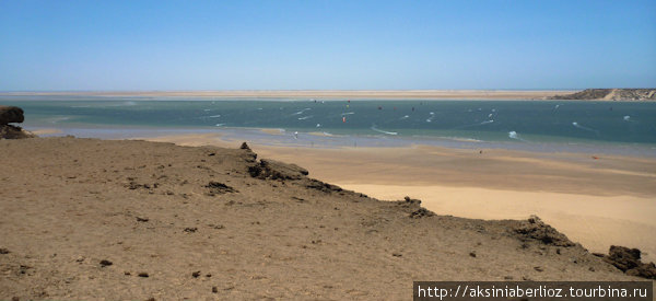 Вид с песчаных дюн на лагуну и кайт-спот во время отлива. Дахла, Западная Сахара